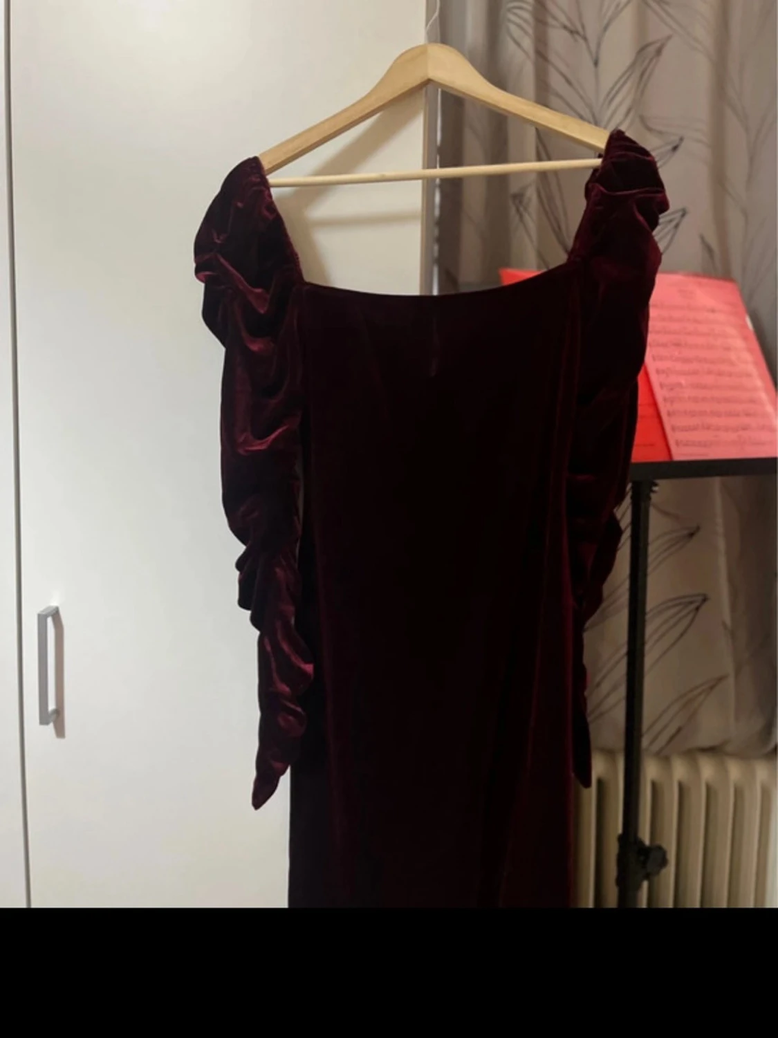 Vinröd sammetsklänning med volang - 3