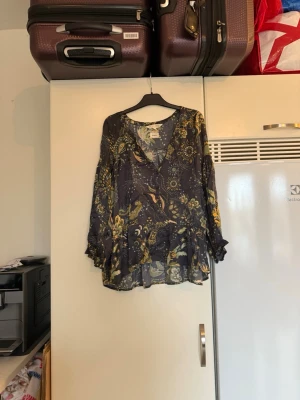 Odd molly blus - Säljer en otroligt vacker mörkgrå bli i fina färger i grönt och gult. Det är 100% viskos. Storlek 1 som enligt deras storleksguide motsvarar en storlek S. SAMPLE. Mycket fint skick, jag hittar inga synliga anmärkningar eller defekter. 