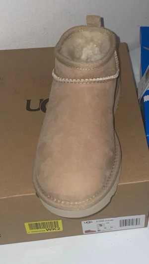 Beige UGG boots med fårskinn - Säljer dessa Uggs då de inte kommer till användning, har endast använt en gång men är inte min stil! Fråga gärna😊
