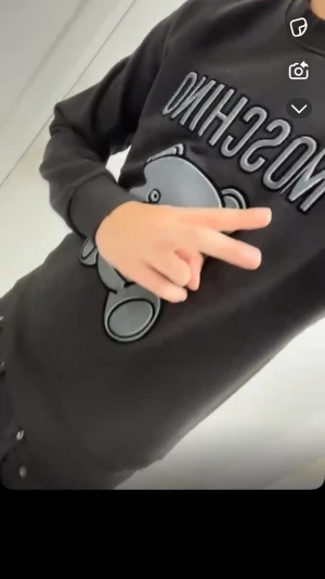 Svart sweatshirt från Moschino - Säljer en svart sweatshirt från Moschino med ett stort, grått nalletryck och upphöjd logga på bröstet. Tröjan har långa ärmar och rund hals. Perfekt för dig som gillar streetwear och vill sticka ut med en cool design. Meetup helst pris kan diskuteras 