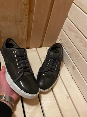 Lanvins - Hej säljer nu dessa lanvins i storlek 43. Säljer pga att jag tröttnat. Skicket är 3/10 och därav priset. Box och tillbehör ingår ej. Hör av dig vid frågor