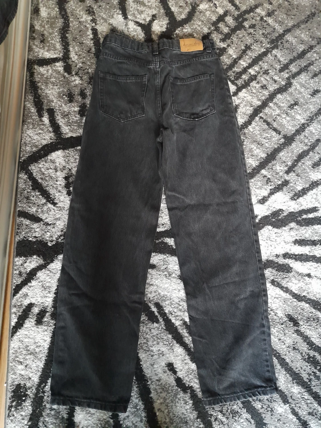 Svarta raka jeans från Amanda - 1