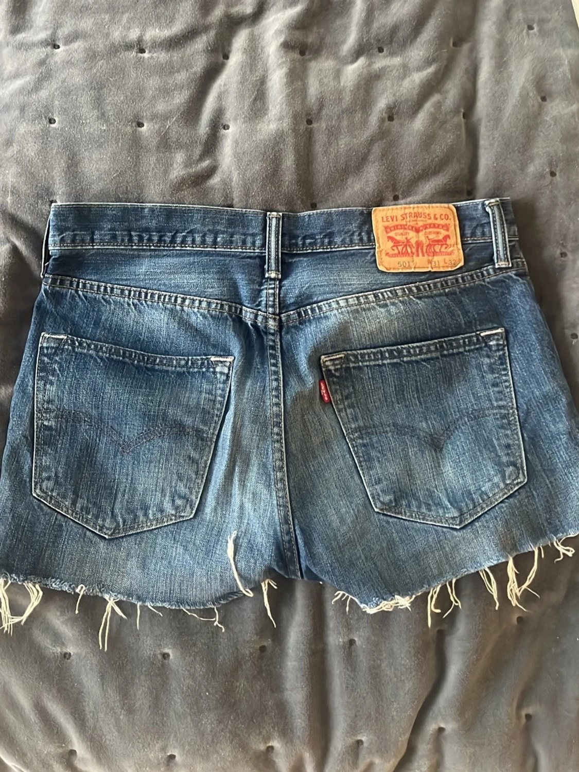 Levi's blå jeansshorts med fransar