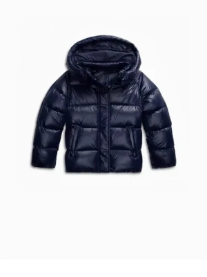 Svart pufferjacka med huva - Säljer en svart pufferjacka med glansig finish och stor huva. Jackan har quiltad design och dragkedja framtill. Perfekt för kalla dagar när du vill hålla dig varm och ändå se snygg ut. Passar dig som gillar en lite oversized look.