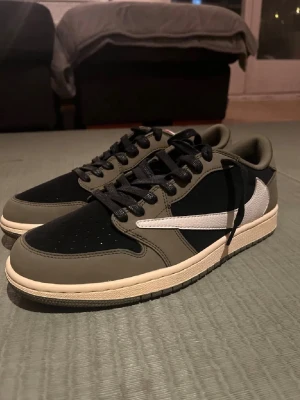 Nike Jordan 1 Low Travis Scott - Säljer nästan nya Nike Jordan 1 Low Travis Scott i olivgrönt och svart med vit omvänd logga