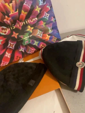 Louis Vuitton mössa// moncler mössa - Har två mössor en äkta louis Vuitton mössa samt en äkta moncler mössa sälja styck för 2000 först till kvarn priset är inte skrivet på Sten