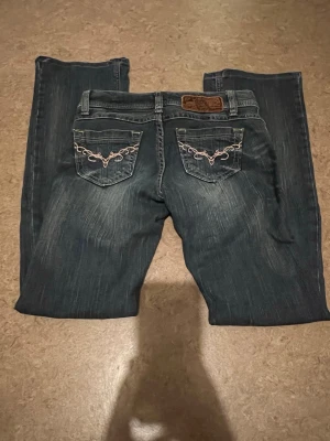 Low-mid rise jeans - Ett par snygga jeans med storleken S skulle jag gissa på. Säljer de pga att de har blivit för stora. Byxorna är från Japan med japansk denim, super bra skick! Skriv till mig för mer info💕