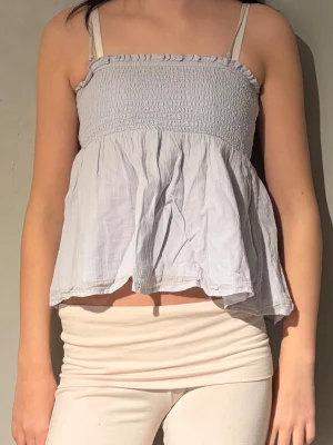 Ljuslila linnetopp från Gina Tricot  -  Ljuslila linnet topp från Gina Tricot. Fint skick men är lite gult på axelbanden, men går även och tar av dem.