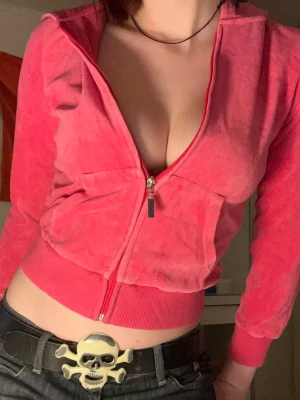 Y2k hoodie  - Rosa hoodie från Cubus. Storlek 147/152 men kan passa xs/s fast lite kort i ärmarna. Fint skick.