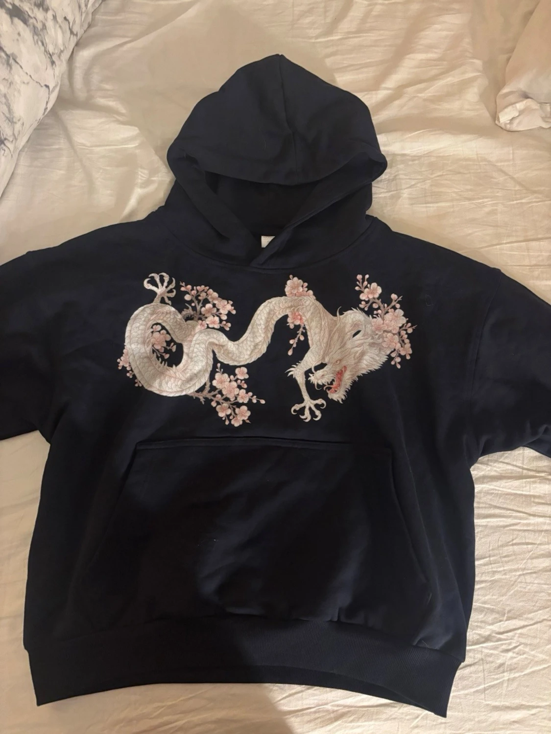 Svart hoodie med drakbrodyr