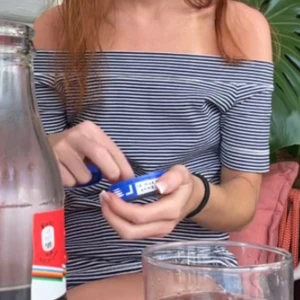 Randig offshoulder topp - Snygg svartvit randig topp med offshoulder-design och korta ärmar. Toppens smala ränder ger en stilren look och den sitter tight mot kroppen. Perfekt för dig som gillar en trendig och enkel stil.