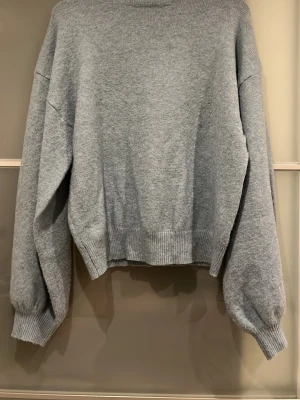 Blå stickad tröja - Väldigt mjuk och inga skavanker! Prisförslag accepteras✨