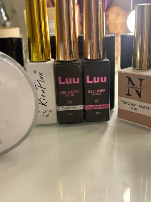 Nagellack och nail art-kit mix - Säljer ett kit med flera gellack och gel liners från Luu nails, samt en top coat . Inkluderar även en stor samling glitter och pigment i olika färger för nail art. Perfekt för dig som vill skapa kreativa nageldesigner hemma.