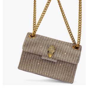 kurt geiger väska - Jättesnygg crossbody väska från Kurt Geiger. Jag köpte den för ungefär 3000kr men den kommer inte till användning längre, använd fåtal gånger.