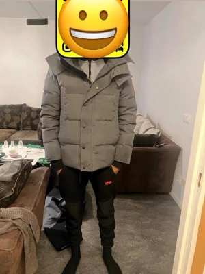Canada Goose Jacka S - Canada Goose Jacka. Storlek S. Passar 180cm ish. Fint skick. Grejen man hänger upp jackan är sönder tyvärr. Skriv om minsta fundering!