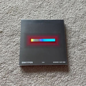ENHYPEN - Border: Day One - Officiellt Enhypen album i bra skick. Lite repor på plasten men så var det när jag köpte den ny. Inga andra konstigheter.  Ingår fotobok och CD skiva i nyskick.  ⚠️Photocards ingår!⚠️ Bara att kontakta för fler bilder eller frågor💞
