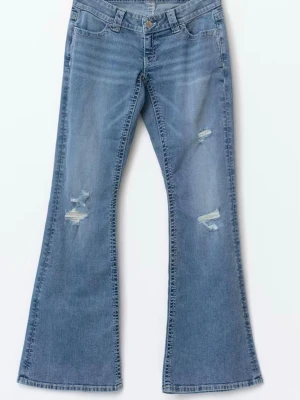 Blå bootcut jeans med slitningar - Snygga blå bootcut jeans med slitna detaljer på låren och knäna. De är från Gina Young 14+ men säljs inte längre. De är bara använda några få gånger och väldigt bra skick. Hör av er vid frågor ❤️köpta för 400kr, lite stora i storleken passar mig som är strl 36