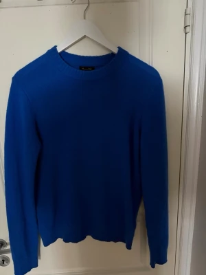 Stickad Massimo dutti tröja  - Blå stickad Massimo dutti tröja. Bra skick och inte så speciellt använd.