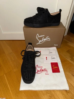 Christian Louboutin  - Säljer Lina loubs eftersom de kommer inte till användning. Skorna är i otroligt bra skick!