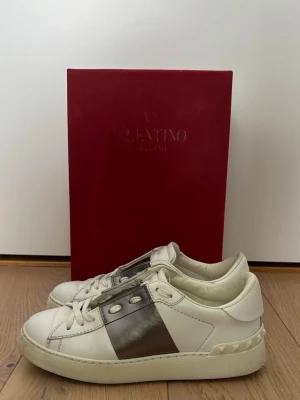 Valentino open - Valentino open skor som är i storlek 35 och ett halvt allt OG medföljer, Vid frågor är det bara att hora av er 🙌