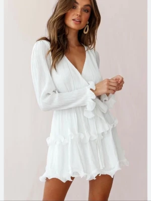 Vit klänning - Säljer nu min studentklänning i storlek S, köpt från Dennis Maglic. Vit, lätt och luftig klänning med fina volangdetaljer och en väldigt smickrande passform. Perfekt till studenten, sommarfester eller andra fina tillfällen.  Klänningen är i mycket fint skick och bekväm att bära hela dagen.  Hör av dig vid intresse, kan sänka vid snabb affär 🌸 