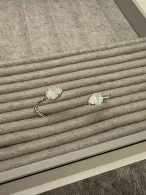 Armband - Stilrent armband som går att justera enkelt😊från Caroline svedbom i silver med kristallfärgen electric white