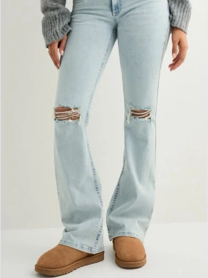 Lågmidjade jeans med slitningar - ljusblå coola jeans med slitna knän och broderade detaljer på bakfickorna!🥰de har bootcut passform💕💕storlek 36/small men är strechiga så kan passa m också! nypris är 699