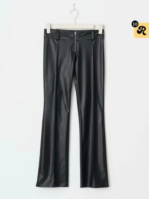 Svarta skinnbyxor med dragkedja - Snygga svarta skinnbyxor med raka ben och dragkedja framtill. Byxorna har hällor för bälte och en stilren look som passar till det mesta. Materialet är glansigt skinnimitation och ger en edgy vibe.