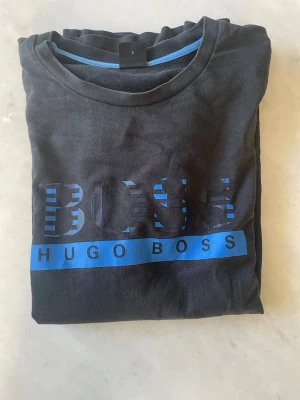Hugo boss - Säljer min hugo boss tröja. Den är storlek S. Den är i bra skick. Säljer den där av att jag har växt ut den.