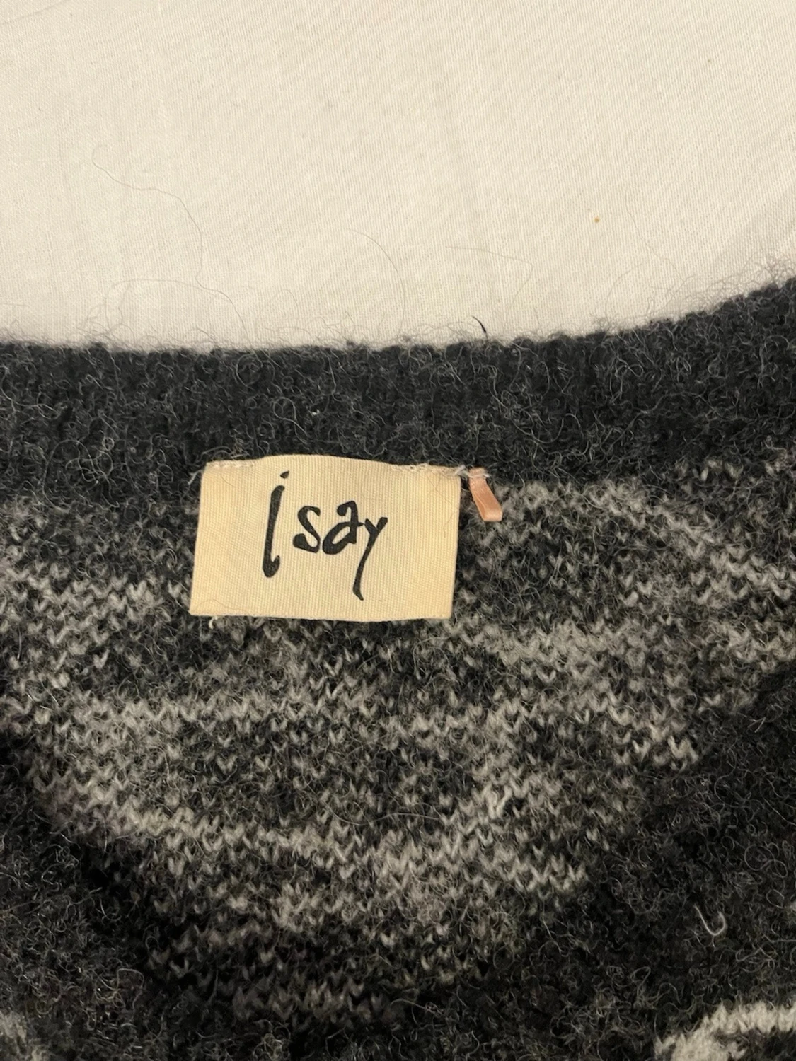 Snygg stickad tröja med fina detaljer  - 1