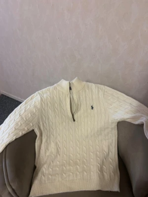POLO tröja - En jätte fin tröja som är vit , passar bra i vad som helst, knappt använd 