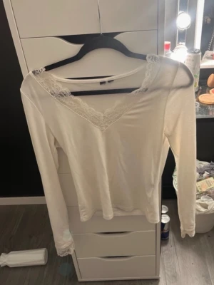 spets tröja - har en jätteliten fläck som man ser på sista bilden men den syns knappt och går säkert bort🤍