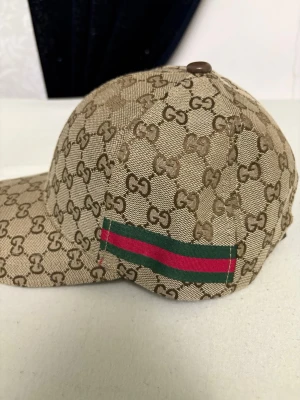 Gucci keps  - Gucci keps fint o ha på sig den!!