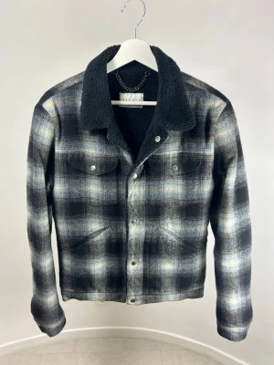 Sandro Fleecejacka S - Unik fleecejacka från Sandro i ull med rutig design😁| Mycket bra skick, inga defekter | Storlek M men något krympt så passar S, kort modell | Nypris ca 5000:- | Modellen är 175 cm och väger 70 kg | Tveka inte att kontakta mig vid frågor😁