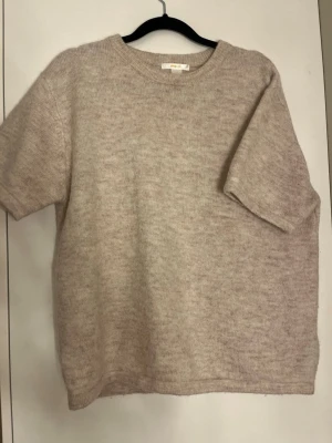 Beige stickad t-shirt i ullmix - Söt stickad tröja från Gina Young i strl 170 💕Ser mörkare ut i bilden än vad den är egentligen. Kommer inte till användning.