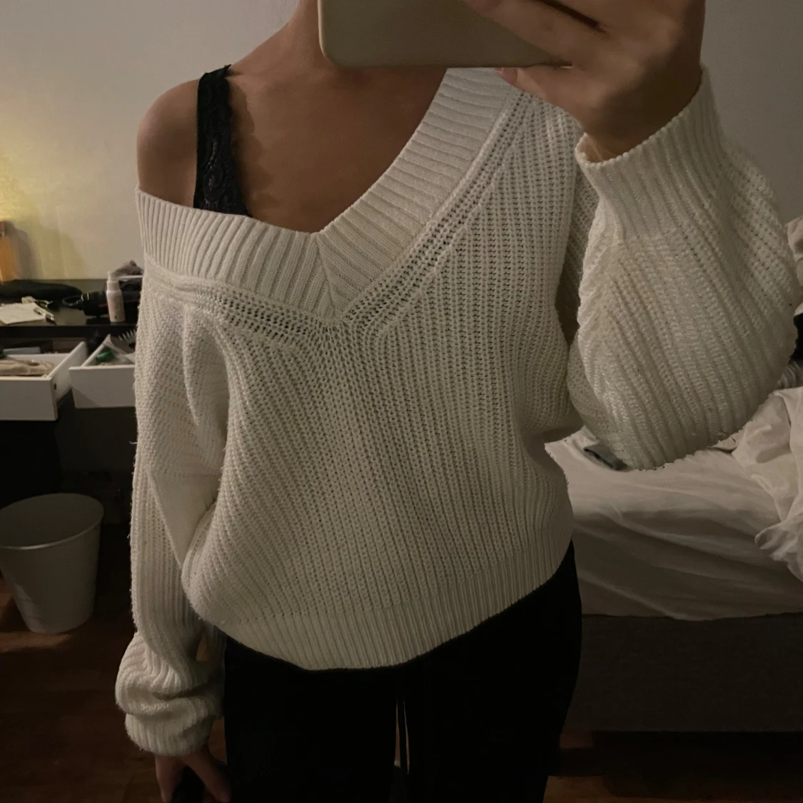 Vit stickad offshoulder tröja