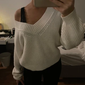 Vit stickad offshoulder tröja - Säljer en snygg vit stickad tröja med offshoulder-design och v-ringning. Så fin vardagligt 😍Storlek S men passar Xs också . Hör av er för fler bilder eller frågor 🤍 mina bilder