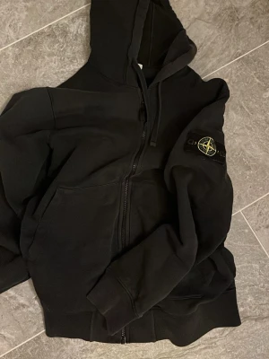 Stone island Zip Hoodie - Stone island zip hoodie helt äkta, lite missfärgad, DM för qr-kod, pris kan diskuteras vid snabb affär                   nypris ca: 4000kr