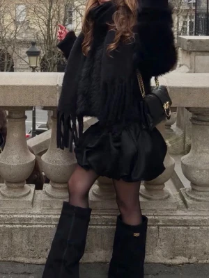 Svart ballong minikjol i satin - Svart ballong mini kjol i satin från Gina, jag på bilden🖤