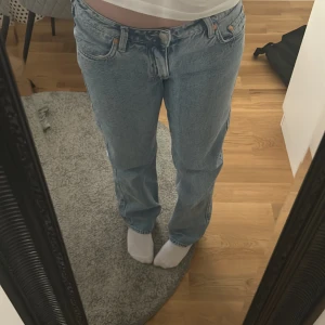Ljusblå Weekday jeans i modellen Arrow. Oanvända - Säljer mina weekday Jeans då de aldrig kommit till användning, de är i storlek W28 L32. Jag är 168 och de är jätte bra i längden. Jeans är lågmidjade. Jag har aldrig använt så de är i väldigt fint skick. Ny pris är 590 Kr.