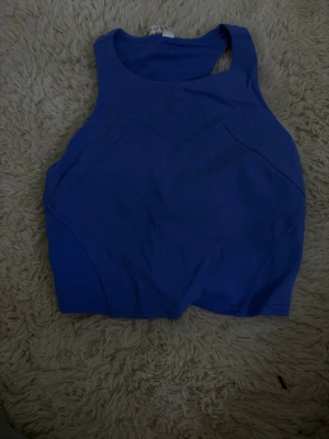 Lululemon tränings top - Säljer på grund av att den är för liten. Inga defekter. Storlek 4🥰