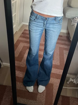 Lågmidjade bootcut jeans - Säljer dessa supersnygga lågmidjade bootcut jeansen. Storlek 31x33, men jag har storlek s och de passar på mig, blir bara extra lågmidjade