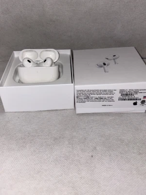 Apple AirPods Pro med allt - Snygga vita Apple AirPods Pro med trådlös laddningsetui. Kommer i originalförpackning. Smidig design, perfekt för musik, samtal och träning. Dom har används förut och därav priset och ser du på skicket men inget som drabbar funktionerna. Funkar exakt som den ska och kommer med allt. Kopplas enkelt till iPhone och andra Apple-enheter via Bluetooth.