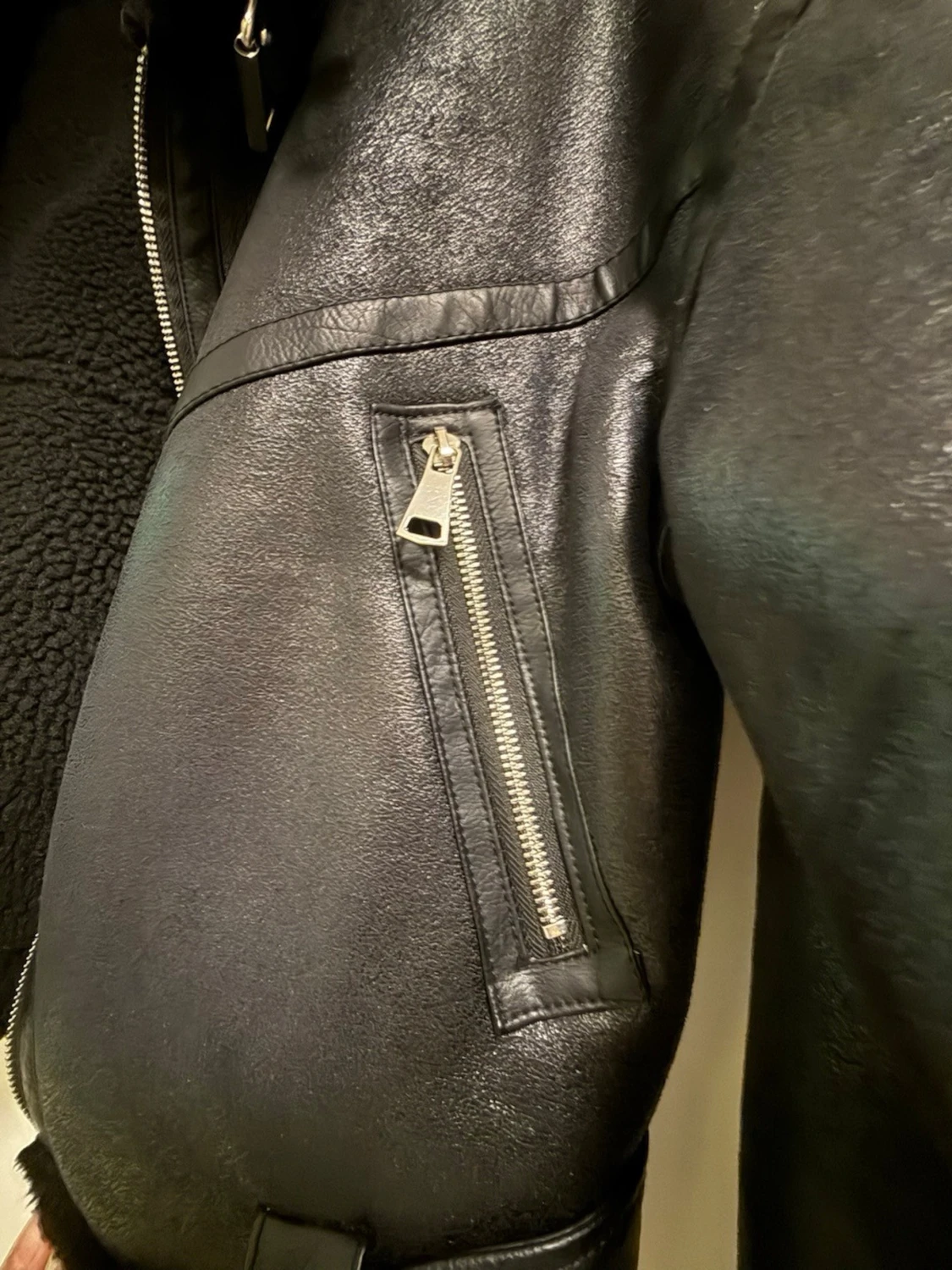 Svart skinnjacka med bälte och foder - 1