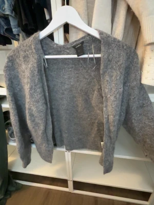 Korta från lindex - den trendiga koftan från Lindex i grå!! mycket bra skick och knappt använd