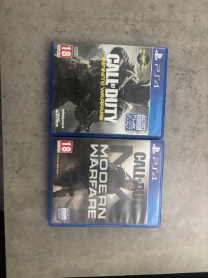 Call of Duty: Modern Warfare & Infinite Warfare PS4 - Säljer två PlayStation 4-spel: Call of Duty: Modern Warfare och Call of Duty: Infinite Warfare. Båda spelen kommer i blå plastfodral med snygga omslag i svart, grått och vitt. Perfekt för dig som gillar actionfyllda FPS och vill utöka din samling.