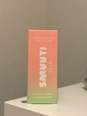 Smuuti Skin Watermelon Dew Serum - Återfuktande serum med hyaluronsyra och vattenmelonextrakt. Vegansk och parfymfri formula som ger huden glow och fukt. Kommer i en rosa-grön förpackning med vit text. Innehåller 30 ml. Helt ny och orörd!💓