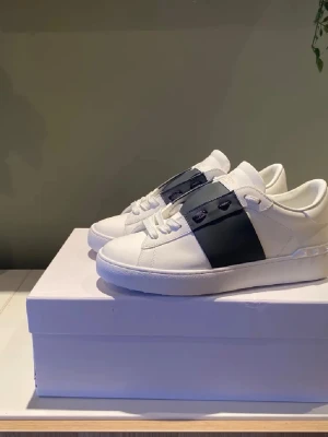 Valentino open - Ett par valentinos som passar till vad som helst, perfek  nu till vintern. Jag har hållt de i ett väldigt bra skick. Hör av vid minsta lilla fundering. Priset kan diskuteras