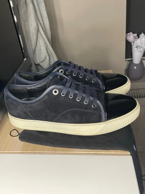 Lanvin - Lanvin captoe. Med glans. Färg Navy och svart toe box. Uk7 (41-42) skick 9/10