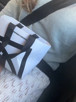 Mint grön stickad tröja från VILA - En stilren mint grön stickad tröja från VILA med rund halsringning och ribbade muddar vid ärmslut och nederkant. Perfekt basplagg till garderoben och enkel att matcha med olika outfits.